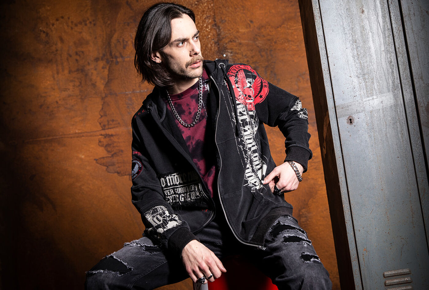 Original Sinners / Her handler det ikke om &aring; se snill ut. Original Sinners-kolleksjonen byr p&aring; rocke- og bikerinspirert streetwear som er r&aring;tt, rebellsk og autentisk. M&oslash;rke, vaskede toner, used-effekter og tatoveringsestetikk gir kolleksjonen et tydelig uttrykk. Hodeskaller, vinger, kors og heraldiske detaljer m&oslash;ter vintageinspirert typografi, og gj&oslash;r hvert plagg til et statement-plagg med h&oslash;y gjenkjennelsesfaktor.Detaljrike trykk, fra fronttrykk til all-over-design, smelter sammen med broderier, patches og teksturerte overflater. Sn&oslash;ringer, b&aring;nd, raw edges og destroyed-detaljer gir plaggene dybde og attitude, mens batikk- og acid wash-effekter s&oslash;rger for en karakterfull patina. Silhuettene er velpr&oslash;vde og presist sk&aring;ret, med tettsittende T-skjorter og longsleeves, samt lag-p&aring;-lag-plagg som hoodies, zip-jakker og vester. For kvinner er passformen innsvinget med subtile, feminine detaljer, for menn maskulin og kroppsn&aelig;r. Klassiske fits, oppgradert med en moderne finish.Original Sinners er rockwear med karakter, kompromissl&oslash;s i stilen, solid i utf&oslash;relsen og langt unna kortvarige trender. For deg som ikke trenger &aring; forklare looken din, bare eie den. Tidl&oslash;se rockestiler i moderne tolkning, laget for gata. Original Sinners, for dem som nekter &aring; passe inn. / Se utvalget