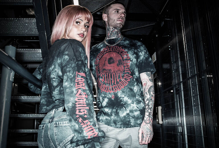 Lost Souls / Lost Souls combines youthful streetwear styles with a dark, modern aesthetic. Deep tie-dye washes in black and red meet raw-looking graphics and striking prints, lending each piece a mystical intensity.The collection features precise, contemporary cuts: T-shirts, hoodies, jumpers, cropped tops and joggers create urban silhouettes that look casual, modern and full of character. Textured details, patches and wash effects enhance the individual look. / Se utvalget