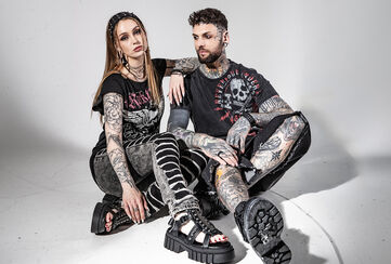 Original Sinners / Her handler det ikke om &aring; se snill ut. Original Sinners-kolleksjonen byr p&aring; rocke- og bikerinspirert streetwear som er r&aring;tt, rebellsk og autentisk. M&oslash;rke, vaskede toner, used-effekter og tatoveringsestetikk gir kolleksjonen et tydelig uttrykk. Hodeskaller, vinger, kors og heraldiske detaljer m&oslash;ter vintageinspirert typografi, og gj&oslash;r hvert plagg til et statement-plagg med h&oslash;y gjenkjennelsesfaktor.Detaljrike trykk, fra fronttrykk til all-over-design, smelter sammen med broderier, patches og teksturerte overflater. Sn&oslash;ringer, b&aring;nd, raw edges og destroyed-detaljer gir plaggene dybde og attitude, mens batikk- og acid wash-effekter s&oslash;rger for en karakterfull patina. Silhuettene er velpr&oslash;vde og presist sk&aring;ret, med tettsittende T-skjorter og longsleeves, samt lag-p&aring;-lag-plagg som hoodies, zip-jakker og vester. For kvinner er passformen innsvinget med subtile, feminine detaljer, for menn maskulin og kroppsn&aelig;r. Klassiske fits, oppgradert med en moderne finish.Original Sinners er rockwear med karakter, kompromissl&oslash;s i stilen, solid i utf&oslash;relsen og langt unna kortvarige trender. For deg som ikke trenger &aring; forklare looken din, bare eie den. Tidl&oslash;se rockestiler i moderne tolkning, laget for gata. Original Sinners, for dem som nekter &aring; passe inn. / Se utvalget