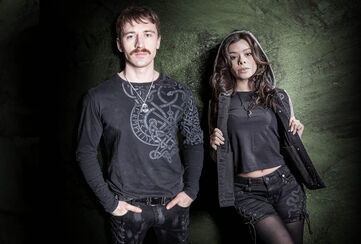 Celtic Snake / Her handler det ikke om dilldall. Denne Black Premium by EMP-kolleksjonen er r&aring;, kraftfull og full av symbolikk. I sentrum st&aring;r slangen, et urgammelt symbol p&aring; styrke, forvandling og ukuelighet. Sammen med markante knutedesign skaper den en look som ikke ber om tillatelse, men utstr&aring;ler karakter.Vi har utviklet eksklusive prints og broderier som er dristige, kompromissl&oslash;se og rike p&aring; detaljer, slik at hvert plagg blir umiddelbart gjenkjennelig. Spesielle detaljer, som spesialdesignede knapper og snorender, setter prikken over i-en og gj&oslash;r hvert plagg helt unikt.Skill deg ut. G&aring; dine egne veier med Celtic Snake-kolleksjonen fra Black Premium by EMP, laget for deg som g&aring;r din egen vei. / Se utvalget