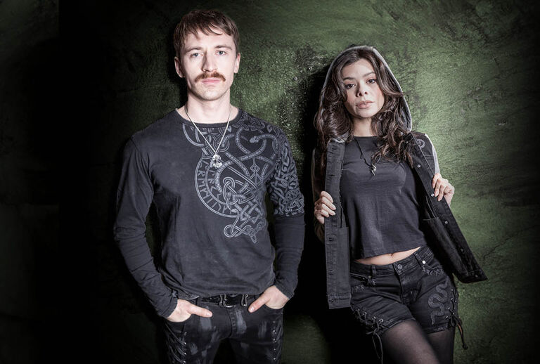 Celtic Snake / Her handler det ikke om dilldall. Denne Black Premium by EMP-kolleksjonen er r&aring;, kraftfull og full av symbolikk. I sentrum st&aring;r slangen, et urgammelt symbol p&aring; styrke, forvandling og ukuelighet. Sammen med markante knutedesign skaper den en look som ikke ber om tillatelse, men utstr&aring;ler karakter.Vi har utviklet eksklusive prints og broderier som er dristige, kompromissl&oslash;se og rike p&aring; detaljer, slik at hvert plagg blir umiddelbart gjenkjennelig. Spesielle detaljer, som spesialdesignede knapper og snorender, setter prikken over i-en og gj&oslash;r hvert plagg helt unikt.Skill deg ut. G&aring; dine egne veier med Celtic Snake-kolleksjonen fra Black Premium by EMP, laget for deg som g&aring;r din egen vei. / Se utvalget