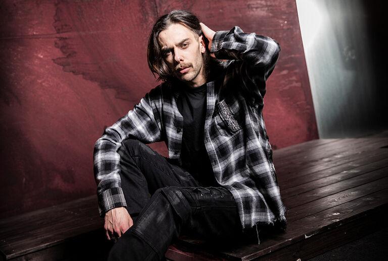 Pagan Roots / Pagan Roots-kolleksjonen henter inspirasjon fra eldgammel symbolikk, med runer, beskyttelsessirkler og folkloristiske tegn som ser ut som de er sk&aring;ret ut i rituelt treverk. Svarte og m&oslash;rker&oslash;de toner med r&oslash;ffe vasker gir kolleksjonen et uttrykk som leder tankene til jord, gl&oslash;r og nattlige seremonier.Hvert plagg b&aelig;rer denne symbolikken synlig i designet, enten som et stort statement-trykk eller som en subtil bakgrunn inspirert av v&aelig;rbitte fresker. Resultatet er design som f&oslash;les som moderne artefakter hentet fra pagan ritualer og folkeeventyr.De nye oversized-antrekkene gir kolleksjonen en kraftfull silhuett som beveger seg mellom ritualplagg og streetwear. Plaggene ser ut som om de har r&oslash;ttene sine dypt forankret i eldgammel jord. / Se utvalget