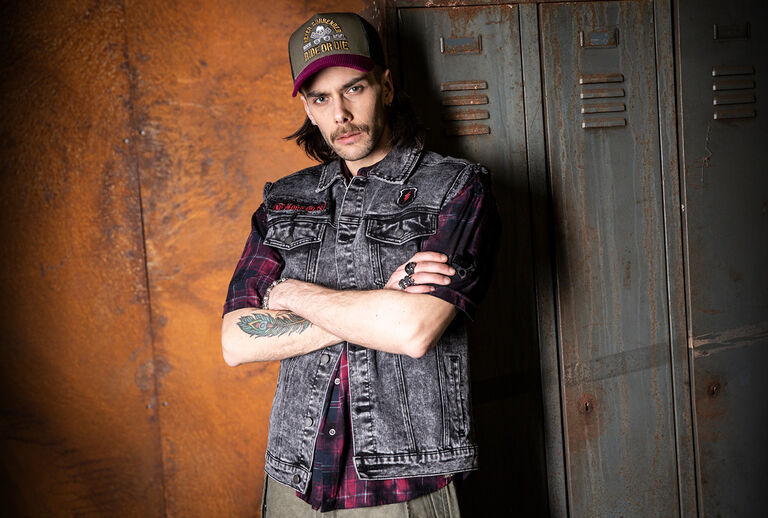 Free Spirit / The Free Spirit collection brings a fresh vintage vibe to your style: a mix of striking vintage and rockabilly aesthetics, enhanced with eye-catching animal prints and a modern oil wash finish. Every look has a deliberately washed-out, authentic and rebellious feel &ndash; yet remains timeless.Classic motifs appear in a new light and are transformed into casual rockabilly statements. Added to this are selected pieces such as beach shorts, puffer styles, trucker caps with corduroy visors and matching belts that perfectly capture the free-spirited vibe.The focus is on shirts, T-shirts, tops and leggings, all with a genuine vintage look and feel, oil wash treatment and animal prints that define the collection's unmistakable retro character. / Se utvalget