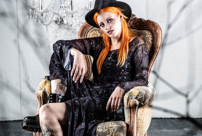 Mystical Woods / Mystical Woods inviterer deg inn i en "whimsigoth"-verden der hekseurter, m&oslash;ll og himmelske elementer kommer til liv p&aring; lette, flytende stoffer med trykk, broderier og pregede detaljer. Inspirert av de svevende lookene til Stevie Nicks og hekseklassikere som "Charmed", er dette en stil som f&oslash;les som den mer fargerike og yngre hekses&oslash;steren til romantisk goth.Et av h&oslash;ydepunktene i sommerkolleksjonen er en hatt med brem i f&oslash;rsteklasses filt av 100% ull, med broderi p&aring; innsiden av bremmen. Valget av 100% ull sikrer h&oslash;y kvalitet, slik at du kan ha glede av denne favoritten i mange &aring;r fremover. / Se utvalget