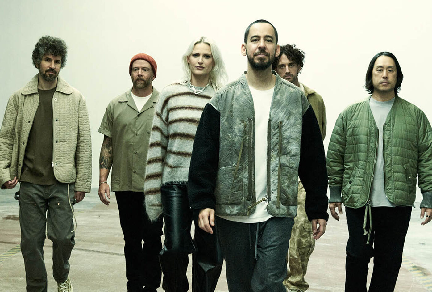 Linkin Park er unektelig et av de mest inflytelsesrike rockeband gjennom tidene, med utallige uforglemmelige hits som har formet musikklandskapet.N&aring;, syv &aring;r etter deres siste album og det hjerteskj&aelig;rende tapet av Chester Bennington er de tilbake med en kraftfull ny utgivelse: "From Zero"G&aring; ikke glipp av dette &oslash;yeblikket - sjekk ut det nye albumet og utforsk deres nyeste merch!