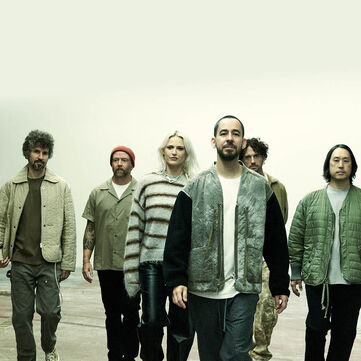 Linkin Park er unektelig et av de mest inflytelsesrike rockeband gjennom tidene, med utallige uforglemmelige hits som har formet musikklandskapet.N&aring;, syv &aring;r etter deres siste album og det hjerteskj&aelig;rende tapet av Chester Bennington er de tilbake med en kraftfull ny utgivelse: "From Zero"G&aring; ikke glipp av dette &oslash;yeblikket - sjekk ut det nye albumet og utforsk deres nyeste merch!