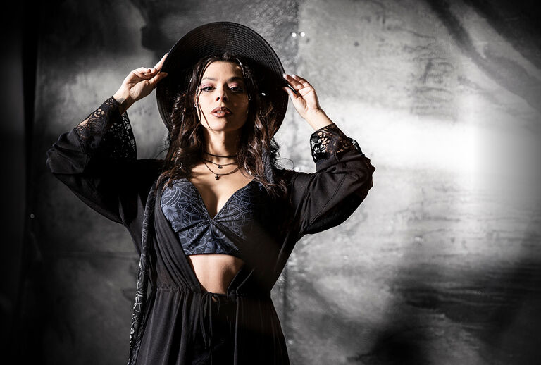 Rooted In Reverance / Her handler det ikke om dilldall. Denne Black Premium by EMP-kolleksjonen er r&aring;, kraftfull og full av symbolikk. I sentrum st&aring;r slangen, et urgammelt symbol p&aring; styrke, forvandling og ukuelighet. Sammen med markante knutedesign skaper den en look som ikke ber om tillatelse, men utstr&aring;ler karakter.Vi har utviklet eksklusive prints og broderier som er dristige, kompromissl&oslash;se og rike p&aring; detaljer, slik at hvert plagg blir umiddelbart gjenkjennelig. Spesielle detaljer, som spesialdesignede knapper og snorender, setter prikken over i-en og gj&oslash;r hvert plagg helt unikt. / Se utvalget