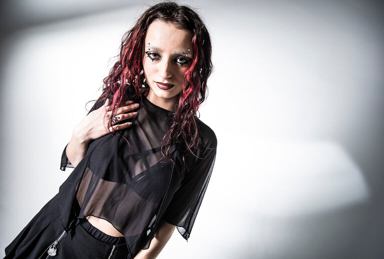 The Void / Denne kolleksjonen drar deg rett inn i en nu-goth-estetikk: Dyp svart, okkult og full av h&aring;ndtegnede symboler, all-over eye-prints og mystiske illustrasjoner. Inspirert av Nietzsche-sitatet "If you look long enough into the void, the void begins to look back through you", f&aring;r kolleksjonen et uttrykk som f&oslash;les som om selve avgrunnen stirrer tilbake.Oversized silhuetter, destroyed-detaljer, fine mesh-elementer og metalliske aksenter skaper en moderne, m&oslash;rk witch-attitude. Illustrative motiver, chains og svevende strikkstrukturer med et delvis &oslash;delagt uttrykk gir plaggene den kj&oslash;lige og dystre atmosf&aelig;ren som kjennetegner nu-goth-stilen: R&aring;, kul og g&aring;tefull, uten et romantisk preg. / Se utvalget