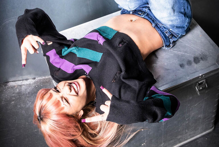 Cute Morbid / Denne Full Volume by EMP-kolleksjonen leker med en fristende kontrast: S&oslash;tt og morbid, mykt og m&oslash;rkt. Dype svarte toner danner grunnlaget, mens detaljer i dr&oslash;mmelilla og mystisk petrol skaper en nesten eterisk stemning.Oversized passformer gir en avslappet, men dramatisk silhuett, perfekt for &aring; vise fram de i&oslash;ynefallende designene. Holografiske trykk og kontraststriper fanger lyset og gir hvert plagg en skimrende vri.For bak den s&oslash;te fasaden skjuler det seg en liten, m&oslash;rk hemmelighet: En sommerfugl med et ensidig ribbein, en kanin med &aring;pen brystkasse og symboler som gir s&oslash;thet en helt ny betydning, og tilf&oslash;rer en touch av spooky estetikk. / Se utvalget