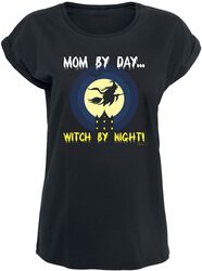 Mom by day... Witch by night!, Slogans, T-skjorte